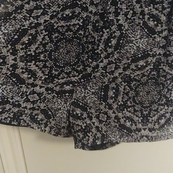 BCBGeneration Long Sleeve Print Wrap Romper XXS - Picture 3 of 6